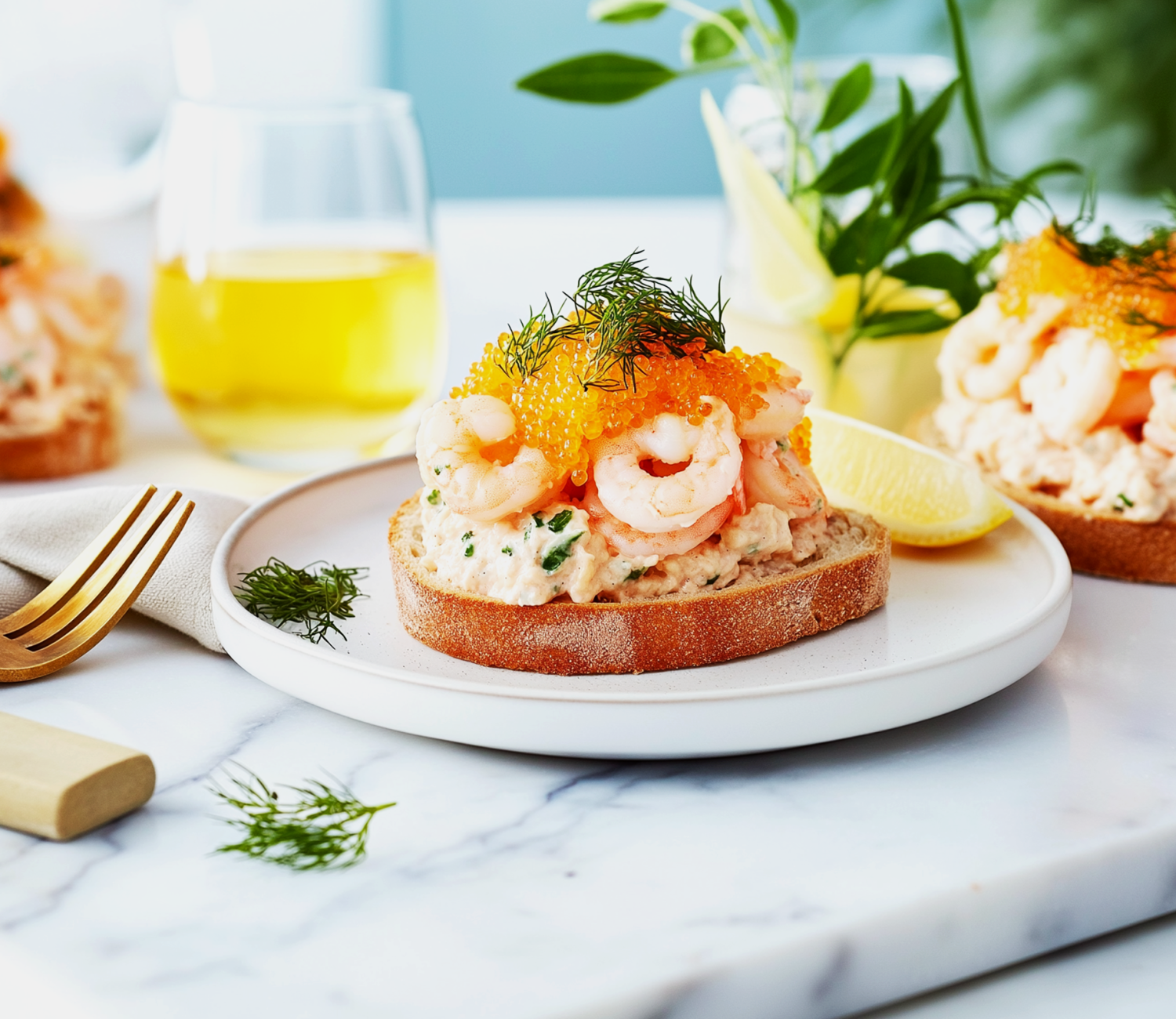Ylellinen skagen-toast muikunmädillä