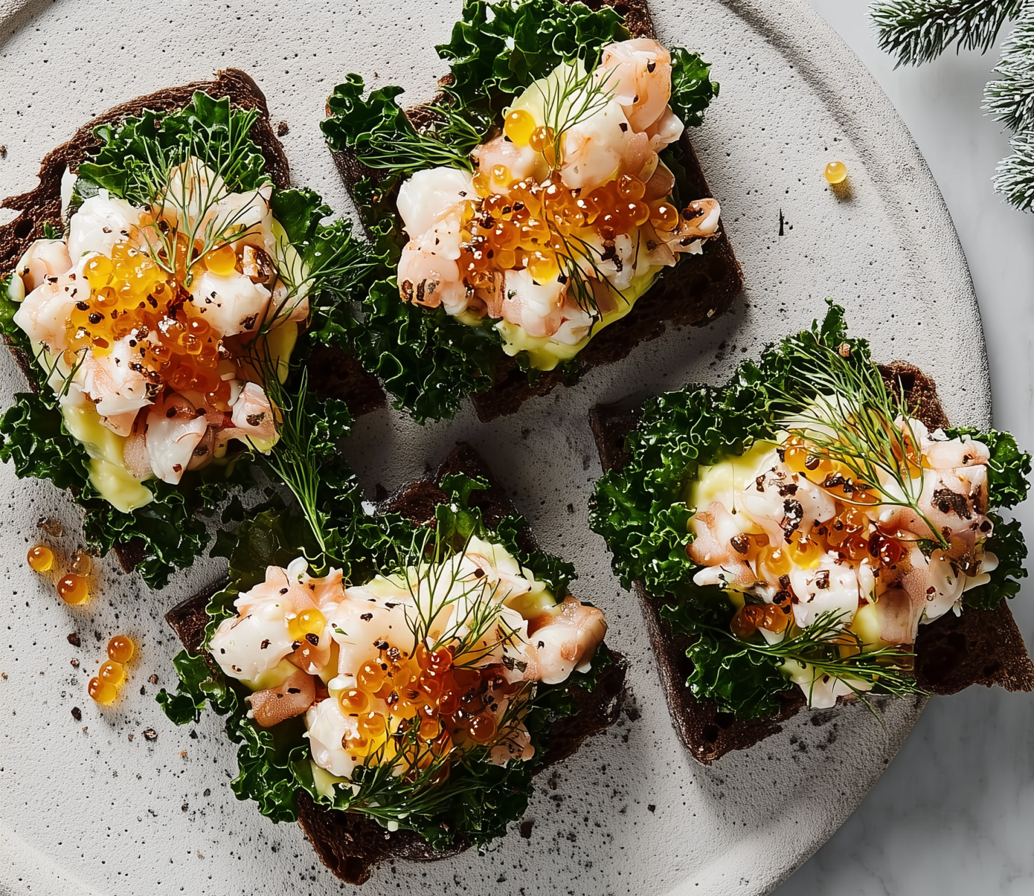 Joulunajan Skagen-toast lehtikaalilla ja rosépippurilla
